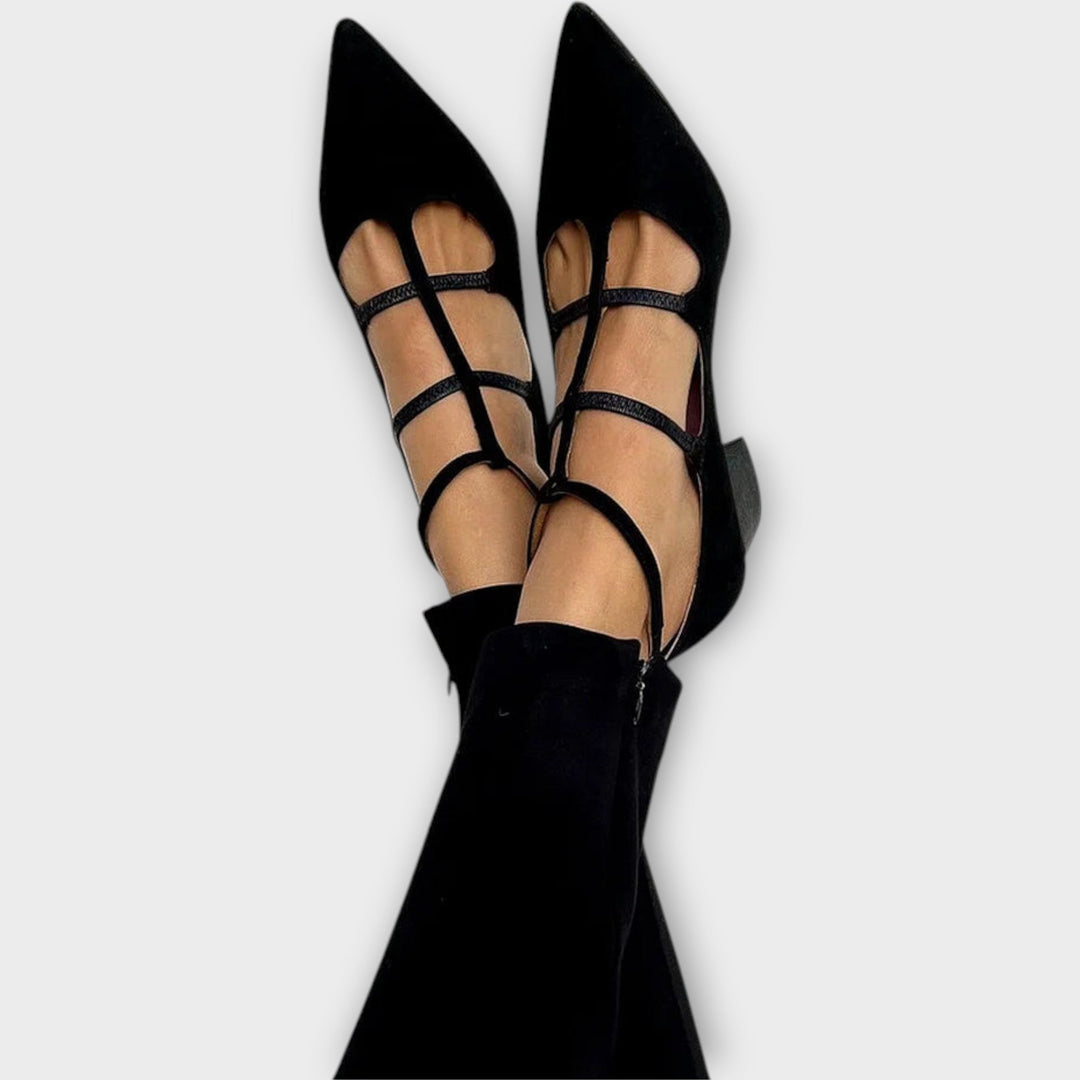 Buty z ostrym noskiem i krzyżowymi paskami