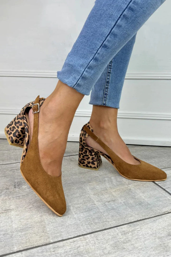 Szpilki typu slingback w panterkę