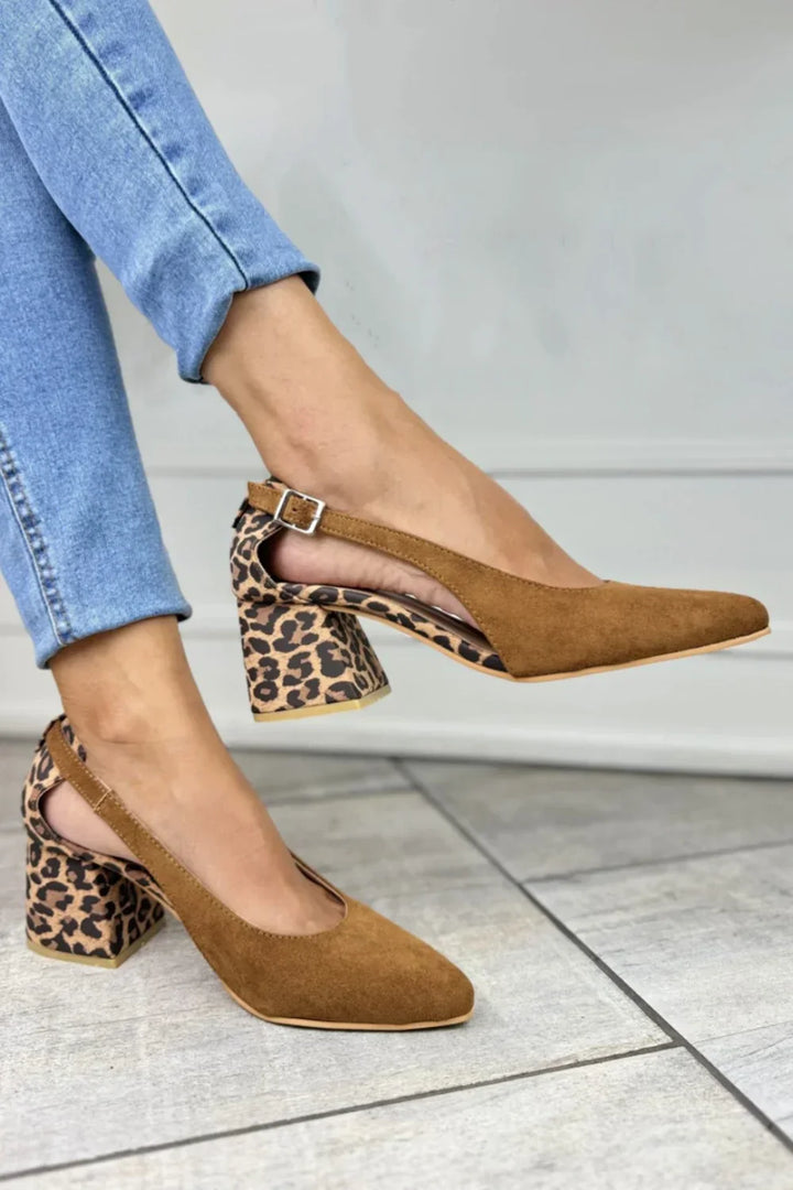 Szpilki typu slingback w panterkę