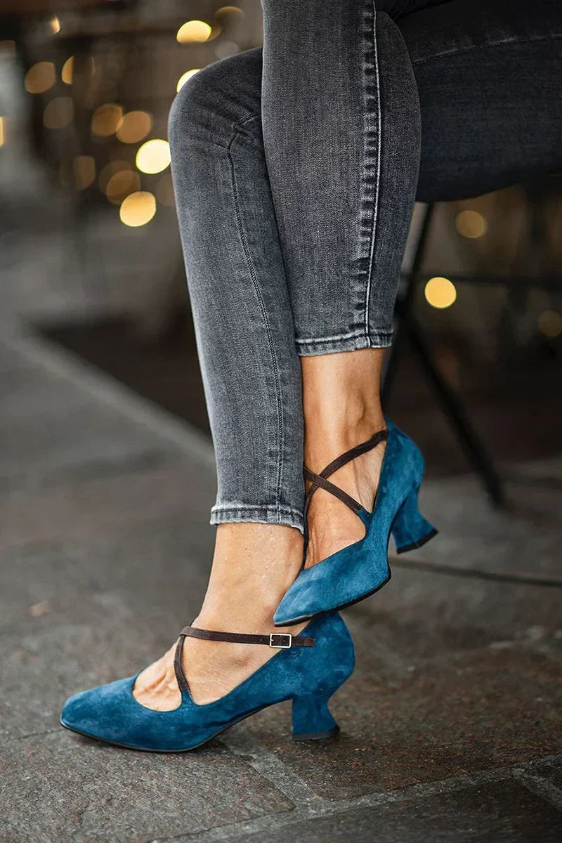 DECOLLETE WITH CUT-OUT STRAP